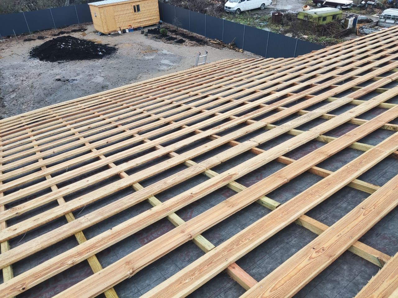 Мембрана на уцепленай двухсхільным даху