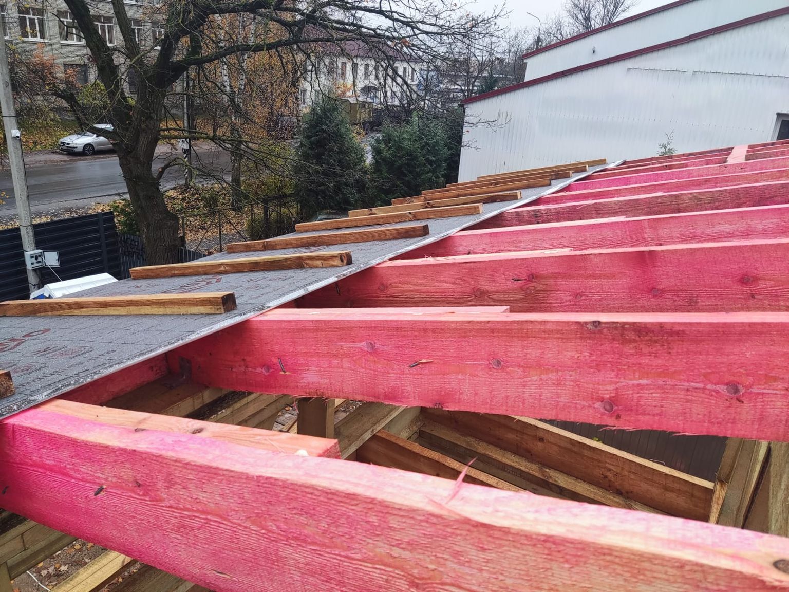 Мембрана на уцепленай двухсхільным даху