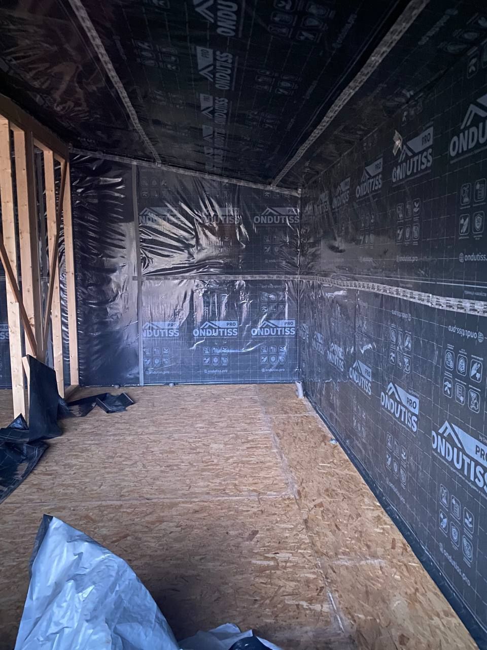 Параізаляцыя на каркаснай сцяне, цокольным перакрыцці і уцепленай двухсхільным даху