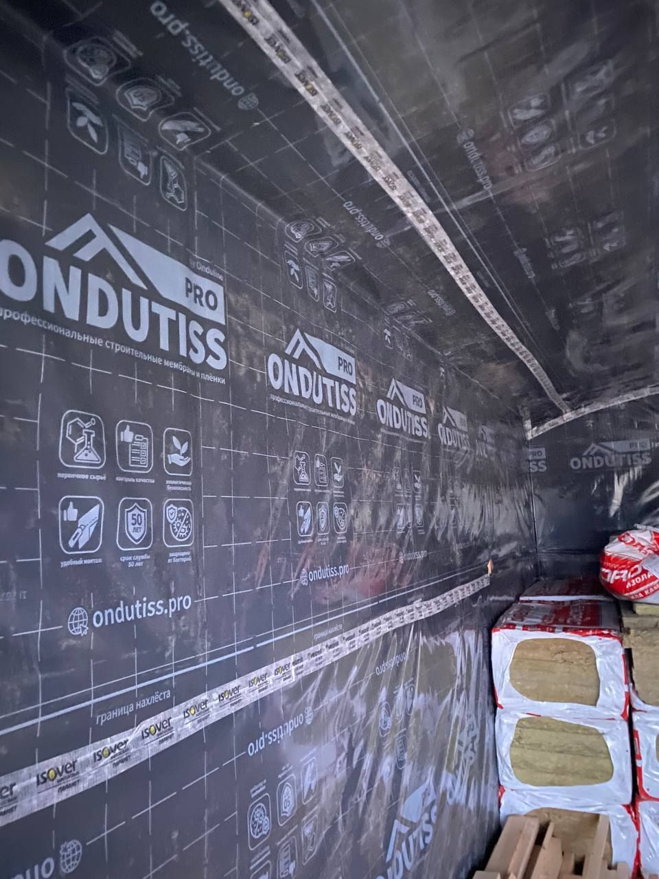 Параізаляцыя на каркаснай сцяне, цокольным перакрыцці і уцепленай двухсхільным даху