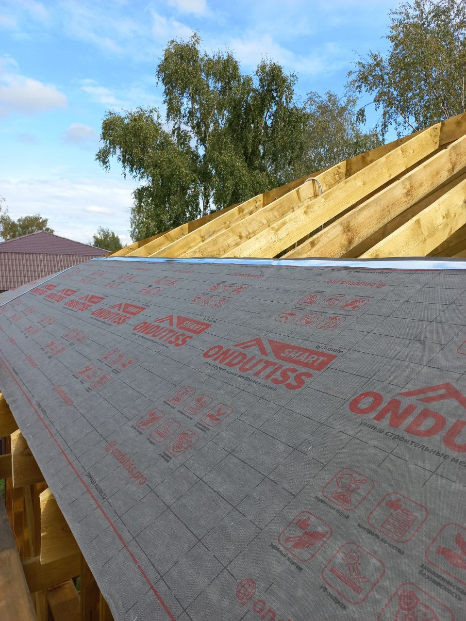 Мембрана на уцепленай двухсхільным даху