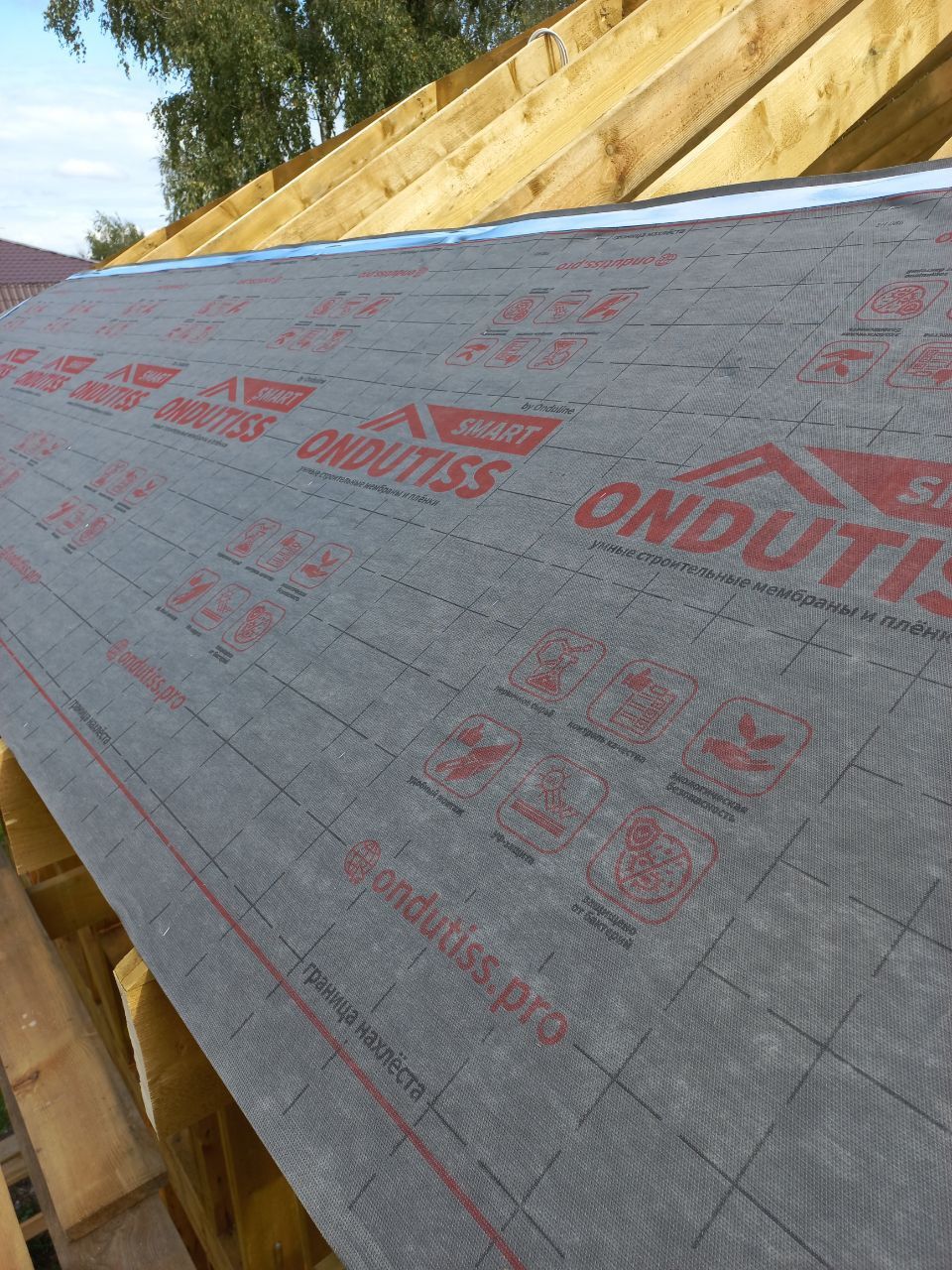 Мембрана на уцепленай двухсхільным даху