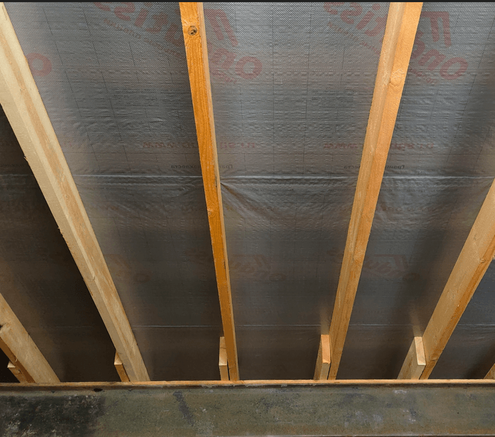 Оқшауланбаған жоталы шатырдағы су оқшаулауы.